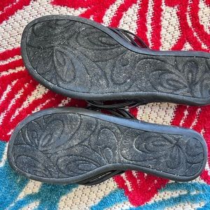 Kenneth Cole Reaction Flip Flops